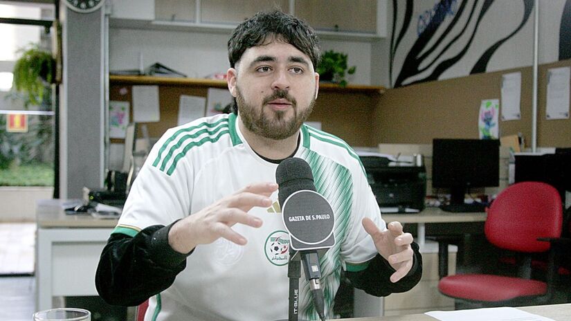 Assim, começaria uma jornada que já dura mais de seis anos. Ele contou que Paulo Vita foi quem fez a entrevista com ele, e que, de início, teria reprovado sua contratação, por achar que Bira era muito "fora da casinha". Também por este fator, acabou contratado, sendo alguém que poderia agregar ao debate com um pensamento diferente- (Thiago Neme/Gazeta de S.Paulo)