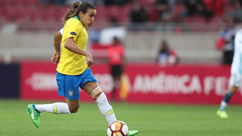Mulheres jogarem futebol: na década de 40, um decreto-lei do então presidente Getúlio Vargas, proibia mulheres praticar futebol e outros esportes de contato. A justificativa? As práticas não condiziam com a natureza feminina. A lei foi revogada em 1979. 
Foto: Reprodução/Fotos Públicas