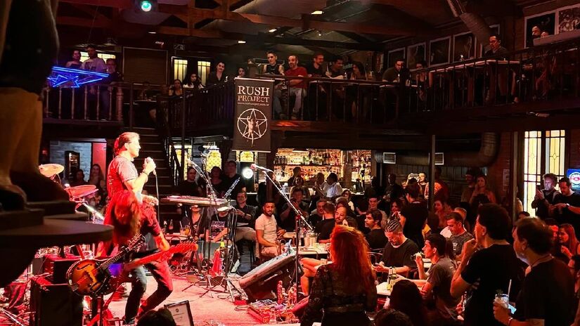Fechando a lista, um dos bares/cafés mais tradicionais para os amantes da música, incluindo os rockeiros: o Café Piu Piu. Aberto há mais de 40 anos, o local já recebeu cantores renomados - (Reprodução/Facebook)
