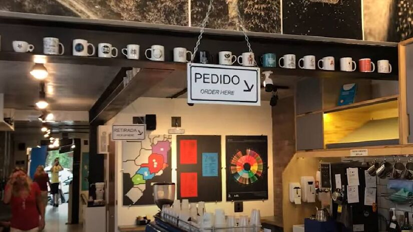 Essa cafeteria foca na origem do grão de cada fazenda e não costuma fazer blend de café | Reprodução YouTube | Grão Especial