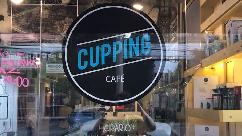 O proprietário é arquiteto Gabriel Penteado, que se especializou em café especial para abrir o estabelecimento | Reprodução YouTube | Grão Especial