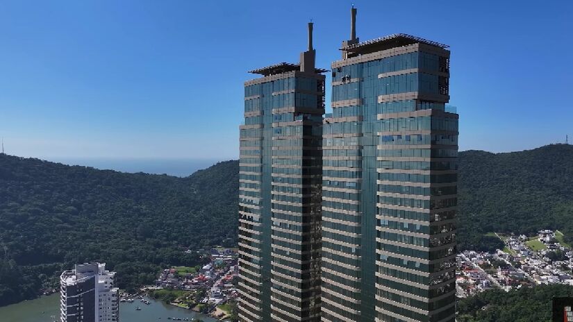 'Neyplex', situada em uma das duas maiores torres do Brasil, que tem 295 metros de altura