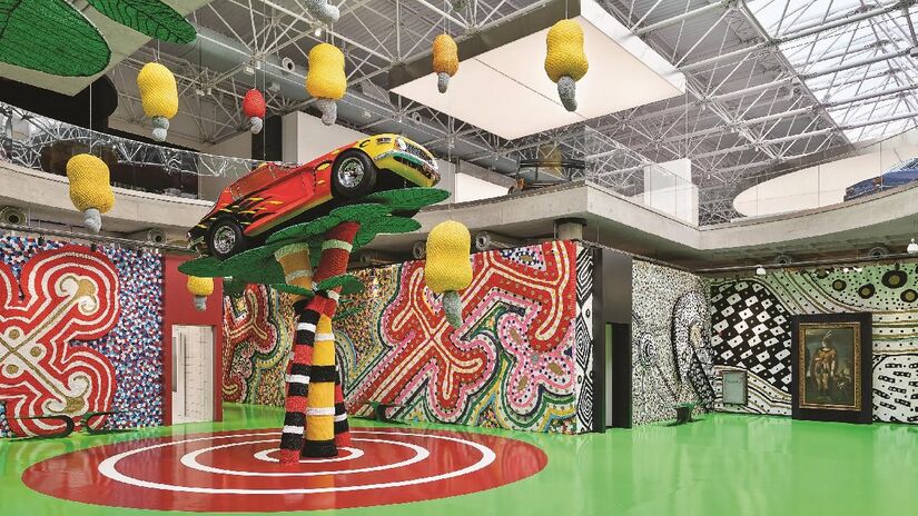 As salas combinam carros com obras de arte, cenários cenográficos em crochê e espaços imersivos que deixam a visita educativa e atraente