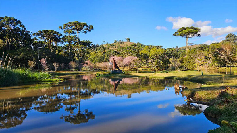 Em 2019, uma revista brasileira criou um concurso para descobrir a opinião dos turistas sobre a beleza das cidades brasileiras. Na enquete, uma cidade acabou sendo eleita a mais bonita do estado de São Paulo: Campos do Jordão - (Reprodução Destino Campos do Jordão/Governo do Estado)