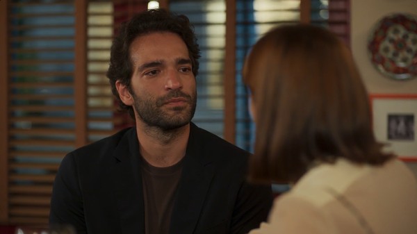 Porém, inesperadamente, Solange passará por um episódio de hipoglicemia e desmaiará nos braços de Afonso. Fotos: Reprodução/TV Globo