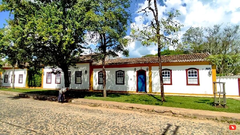 O aroma de café coado e quitandas mineiras se mistura ao ar puro das montanhas nesta cidade que parou no tempo