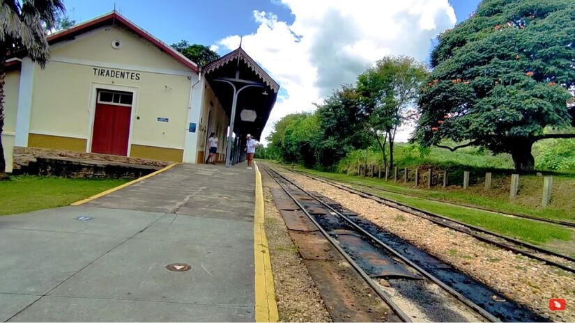 Tiradentes preserva não apenas construções do século 18, mas toda uma atmosfera de tradições vivas e histórias contadas em cada calçada