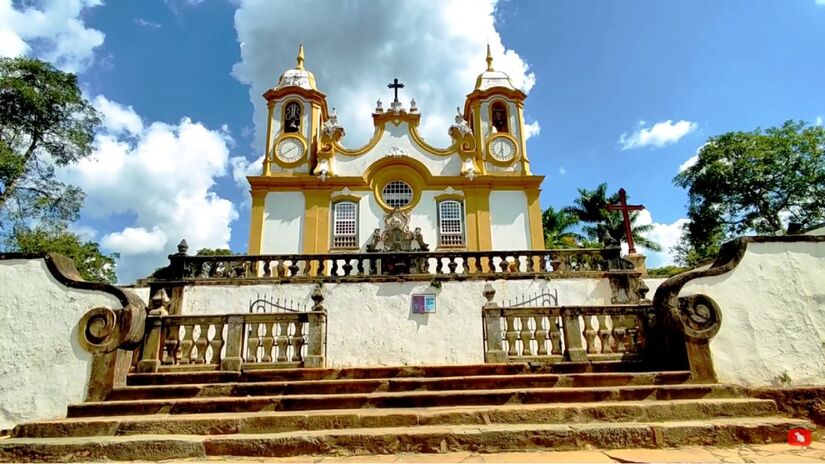 A luz do entardecer revela os detalhes em ouro das igrejas barrocas que fazem de Tiradentes um tesouro histórico