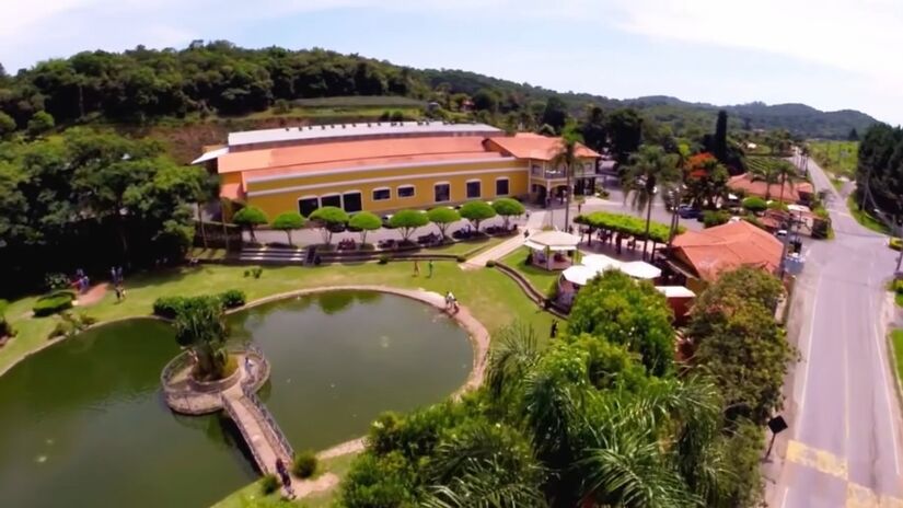 Visitantes exploram sabores locais na famosa Rota do Vinho