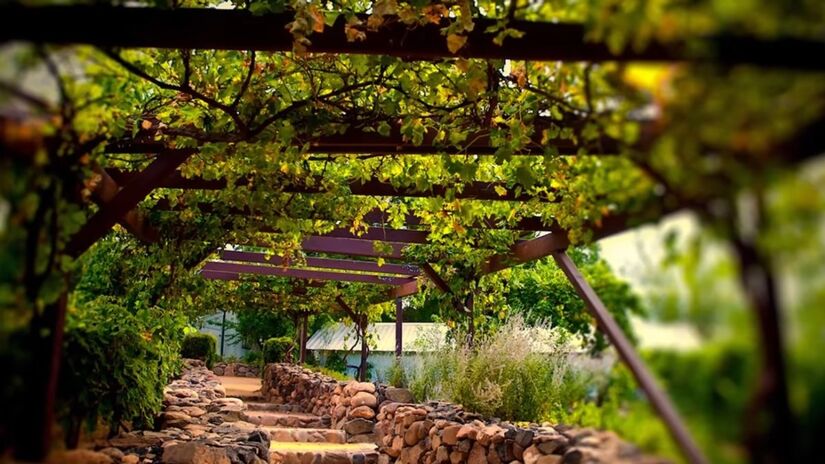 Parreirais e paisagens de serra compõem o cenário turístico da cidade