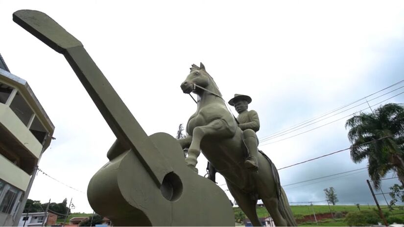 A estátua de Carreirinho na entrada da cidade homenageia as raízes do sertanejo (Fotos: Reprodução/Youtube)