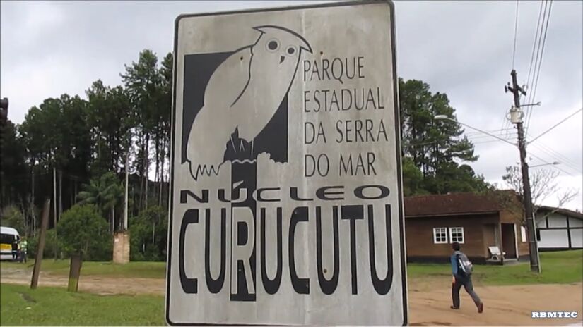 A Trilha do Mirante Curucutu, com 1,6 km, leva a um dos pontos mais altos da cidade, revelando o litoral paulista