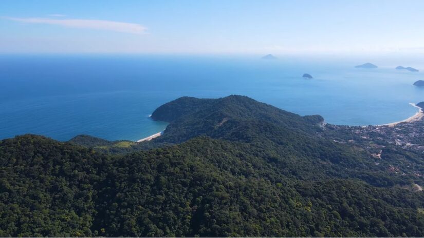 Em dias de céu limpo, é possível avistar as praias de Mongaguá, Peruíbe e Itanhaém