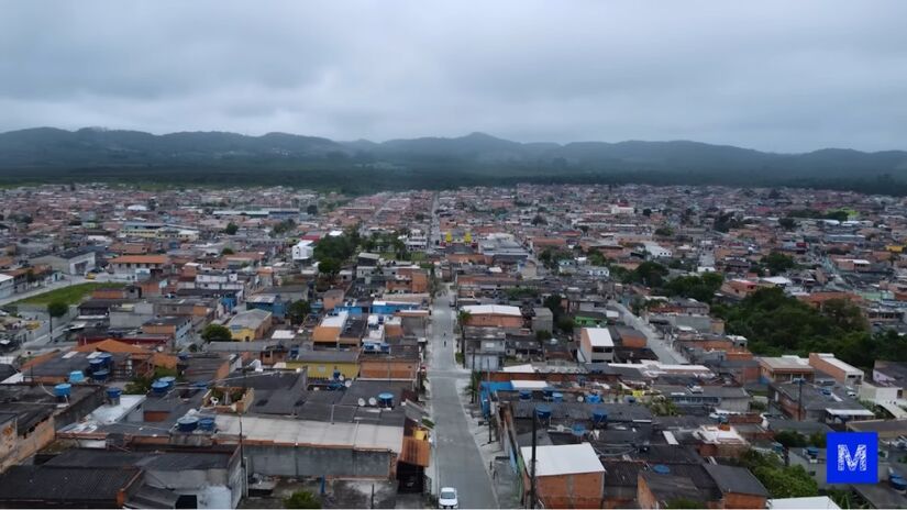 Uma raridade mundial: a cratera é uma das poucas no planeta localizadas tão perto de uma grande cidade (Fotos: Reprodução/Youtube/@manualdomundo)