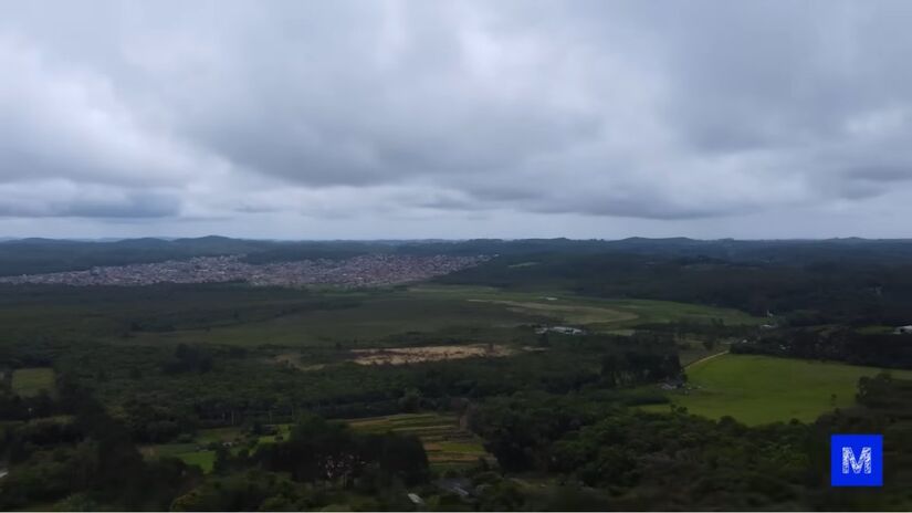 A Cratera de Colônia tem 3,6 km de diâmetro e 300 m de profundidade  uma das únicas cinco confirmadas no Brasil