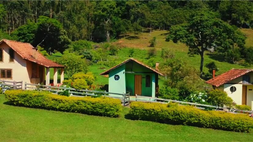 O ecoturismo é o coração da cidade, com trilhas, cachoeiras e aventuras para todos os níveis