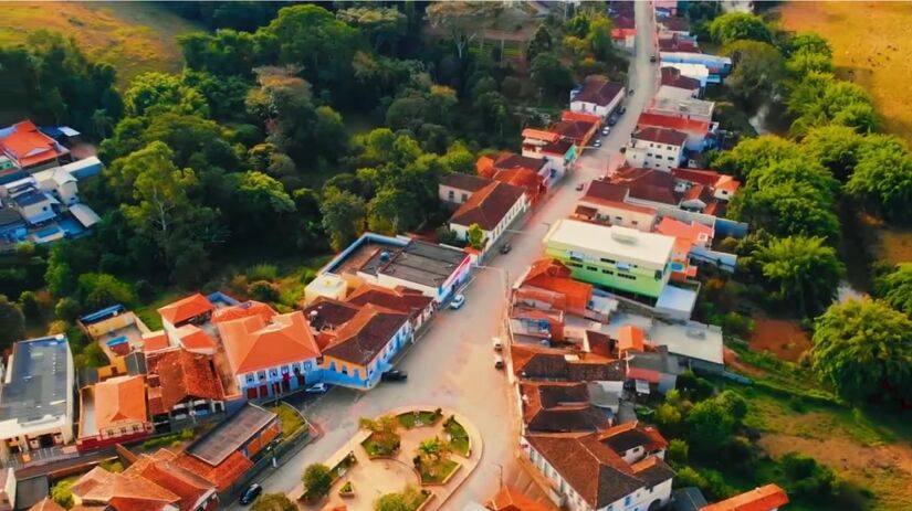 A história local, marcada desde o século 17, se une a comunidades alternativas e sabores artesanais