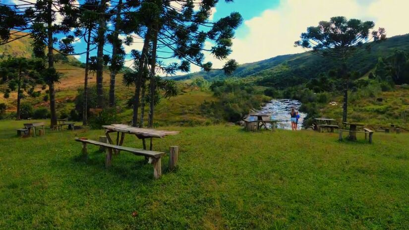 Mesmo pequena, Aiuruoca tem estrutura para receber turistas em busca de experiências autênticas (Fotos: Reprodução/Youtube)