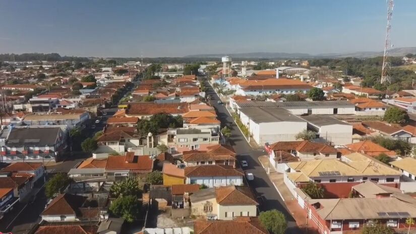 Fonte da praça central é um dos poucos sons que se ouvem durante o dia (Foto: Reprodução/Youtube)