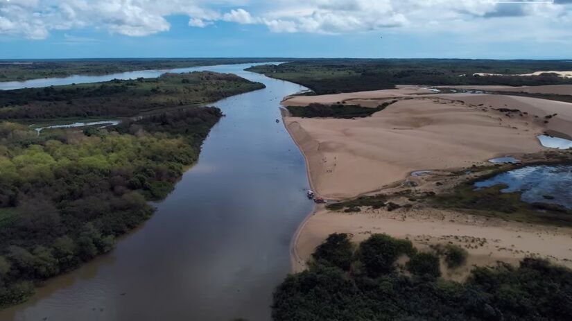 Chalanas e catamarãs oferecem roteiros longos com paradas em pontos estratégicos.
