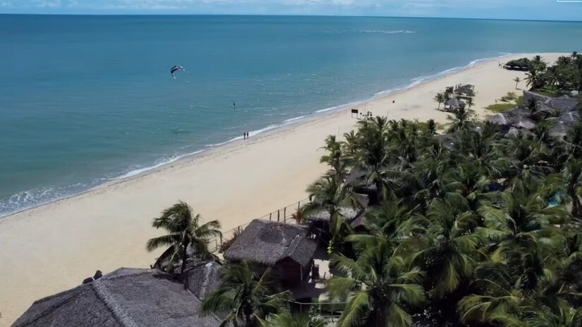 Para os fãs de praia, a cidade ao lado tem 45km de praia (fotos: Reprodução/Youtube)