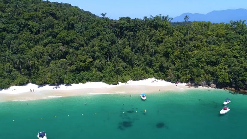 As praias de águas cristalinas são um dos principais atrativos da região