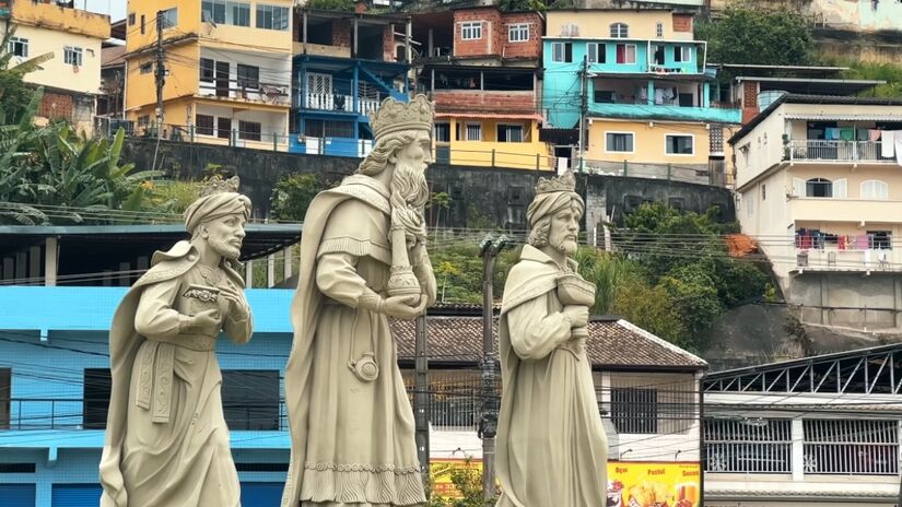 O centro histórico preserva construções coloniais, como o Convento do Carmo