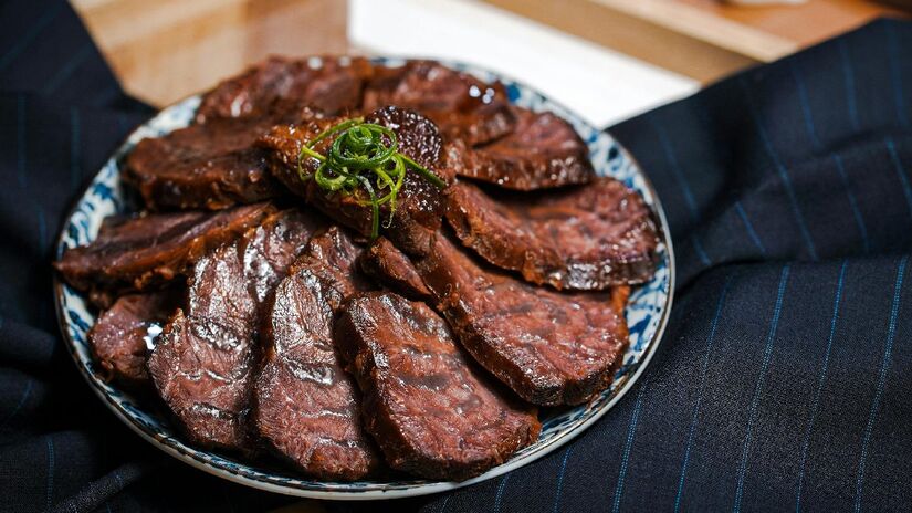 Canela pode ser utilizada para temperar carnes. Imagem: SimplyArt4794/Pexels
