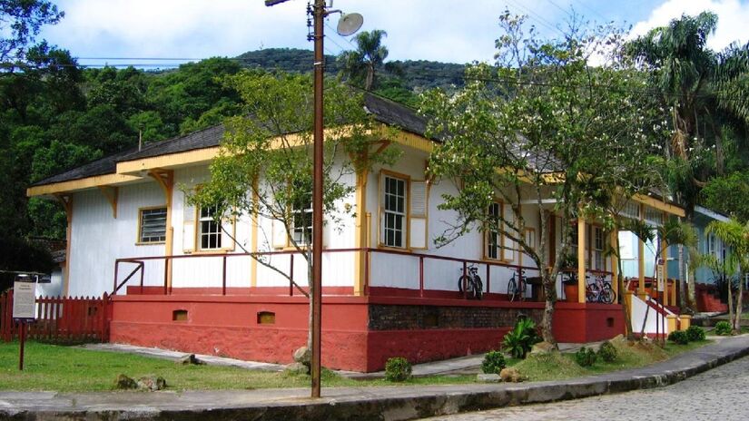 As casas do local são tombadas e mantêm aparência histórica. Imagem: Domínio Público