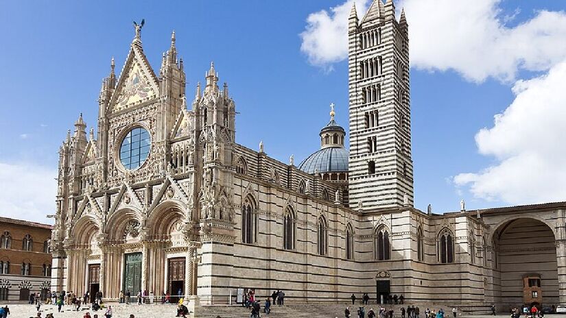 A Catedral de Siena é toda nas cores preto e branco, presentes no brasão da cidade. Imagem:  Raimond Spekking / CC BY-SA 4.0