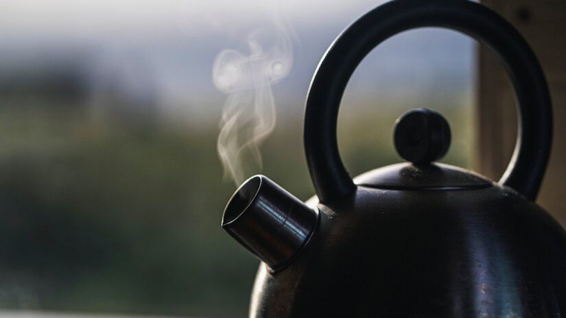 Xícara de chá à noite: ritual simples que pode ajudar no relaxamento