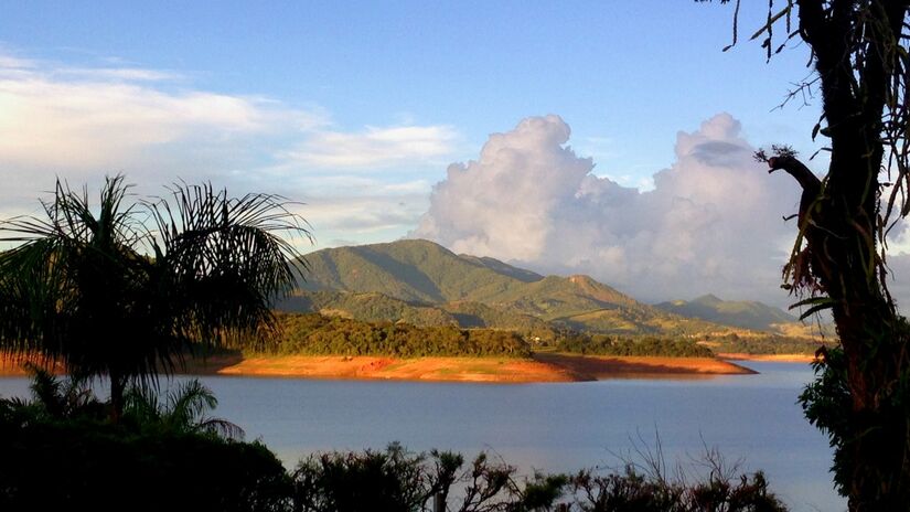 Locais como a Montanha Leite Sol, Pedra Guaraiúva e o Circuito Visual das Águas proporcionam experiências únicas de ecoturismo, com vistas panorâmicas e contato direto com a fauna e flora da região. Foto: Wikimedia Commons