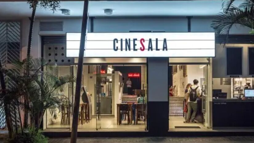 O Cine Sala é um tradicional cinema de rua para quem não abre mão de filme em boa companhia. O diferencial? Uma deliciosa pipoca temperada com lemon pepper e sofás para duplas apaixonadas  entre si e por filmes. Foto: Divulgação