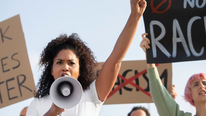 Palavras que passaram por esse processo de análise e que foram oficialmente incorporadas à língua portuguesa recentemente:

Antirracismo: é a postura e as ações tomadas para combater o racismo em todas as suas formas, tanto no nível individual quanto no sistêmico