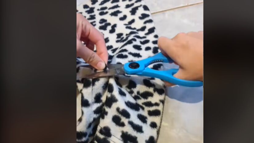 6) Pince e enrole o tecido e corte a pontinha, nos dois lados