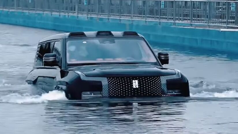 O carro flutua enquanto segue seco por dentro. Imagem: Reprodução Youtube SieuXeSaiGon