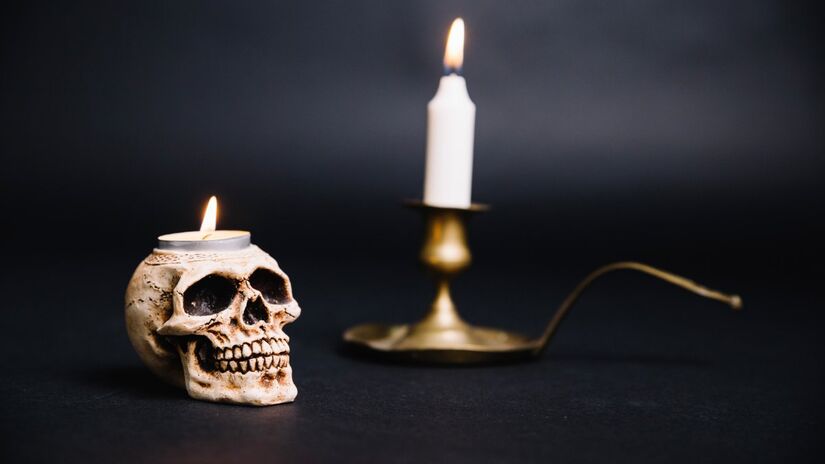 A disposição em que as lamparinas e os crânios foram encontrados, da a entender que tudo foi preparado de forma proposital para um ritual.
