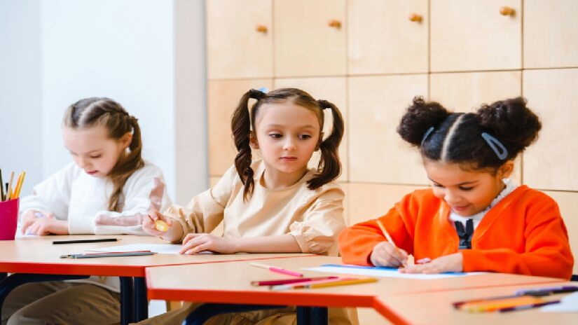 Na escola, é importante que a criança aprenda a socializar e desenvolver empatia. Imagem: Pexels