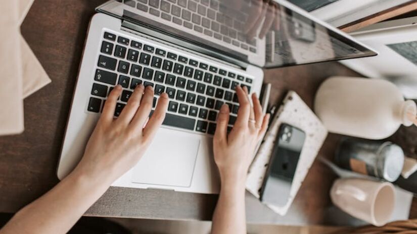 Não à toa, muitos usuários já acostumados são capazes de digitar textos e mensagens dos mais variados temas sem a necessidade sequer de olhar para as teclas durante o ato - (Vlada Karpovich/Pexels)