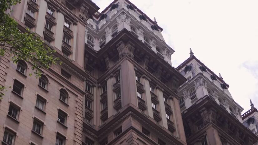 O primeiro arranha-céu de São Paulo, o Edifício Martinelli marcado por invasão e assasinatos. Os corpos eras descartados no fosso do elevador (Fotos: Reprodução Youtube)