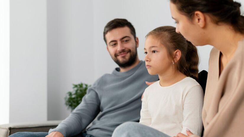 Experiências de resolução de conflitos: aprender a lidar com conflitos, seja com familiares ou amigos, ajuda a desenvolver habilidades socioemocionais. Essas memórias, muitas vezes com cargas emocionais, ensinam paciência, empatia e capacidade de negociação  qualidades essenciais para relacionamentos sociais.