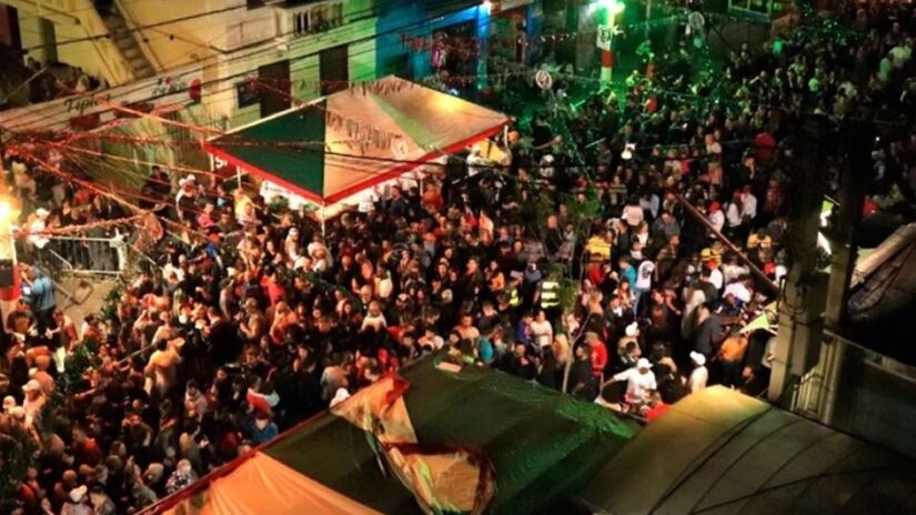 Festa de Nossa Senhora Achiropita - Nos fins de semana de agosto, o Bixiga se transforma com a Festa de Nossa Senhora Achiropita. É uma explosão de cultura italiana, com comidas típicas, música ao vivo e procissões. Ideal para quem busca um passeio animado e cheio de sabor. Foto: Divulgação
