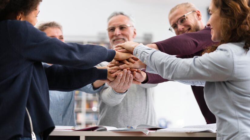 "Você será o líder desse projeto?"
A forma como um gestor delega tarefas afeta diretamente no dia a dia da equipe. Em vez de pedir para um colaborador assumir a liderança de um projeto, sugira que ele seja o líder e reforce uma identidade desejada. Estudos apontam que quando um papel é atribuído como parte da identidade de alguém, a pessoa tende a assumir essa responsabilidade com mais empenho.