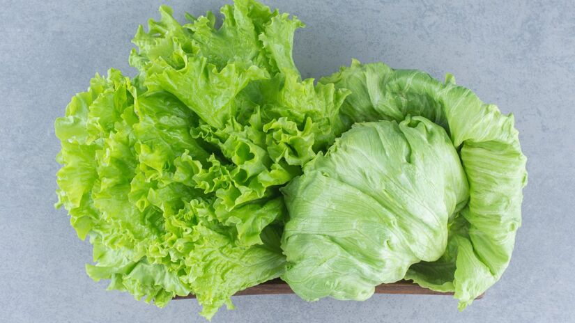 Vegetais folhosos: espinafre, couve e alface podem liberar nitratos ao serem aquecidos rapidamente, o que pode ser prejudicial à saúde. Cozinhar no vapor é mais seguro.
Foto: Reprodução/Freepik