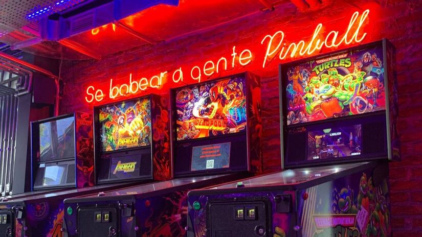 Bares são ótimos lugares para primeiros dates, o ambiente é descontraído e propicio para boas conversas. Agora imagina tudo isso com o plus de poder jogar em um fliperama. Esse é o grande diferencial do Bario Bar, que possui unidades em Pinheiros e no Tatuapé. Foto: Divulgação