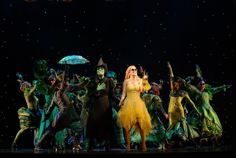 Mas, ao iniciar seus estudos na Universidade, ela conhece a popular Galinda, ou Glinda, uma menina ambiciosa e cheia de privilégios. Foto: João Caldas/Divulgação