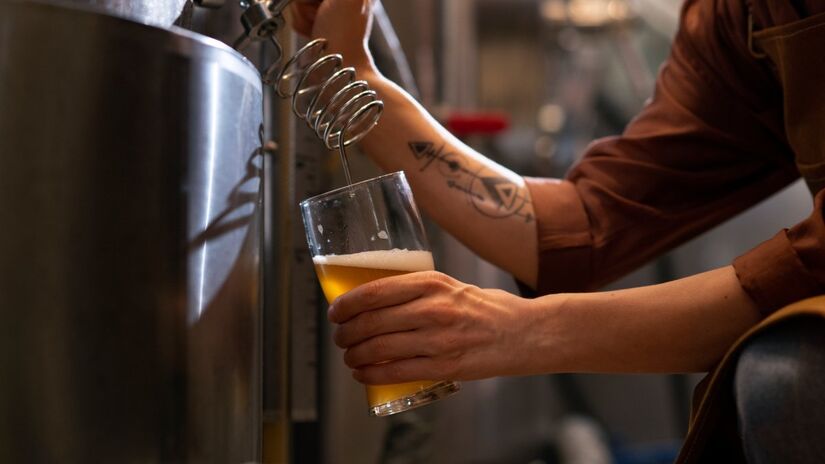Nos últimos anos, o cenário mudou com a chegada de novas cervejarias artesanais. Hoje, Ribeirão conta com dezenas de produtores independentes, muitos deles premiados em concursos nacionais. Esses estabelecimentos apostam em ingredientes locais, métodos artesanais e eventos temáticos, como festivais e tours guiados, que ajudam a movimentar a economia criativa da região.