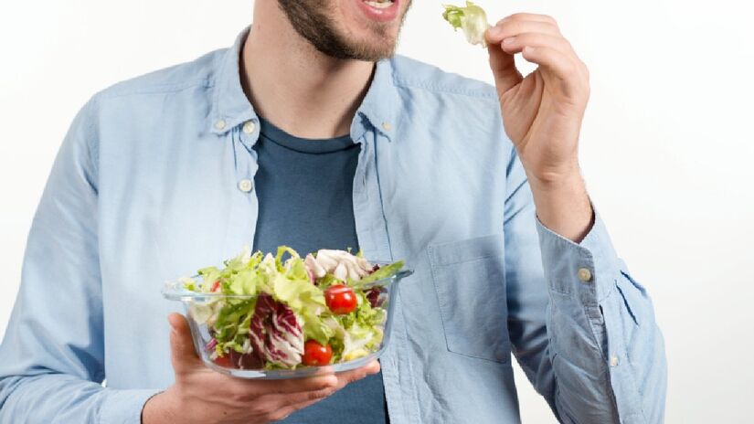 Kim também afirma que você não precisa comer só salada para emagrecer, mas sim manter um equilíbrio (Fotos: Freepik)