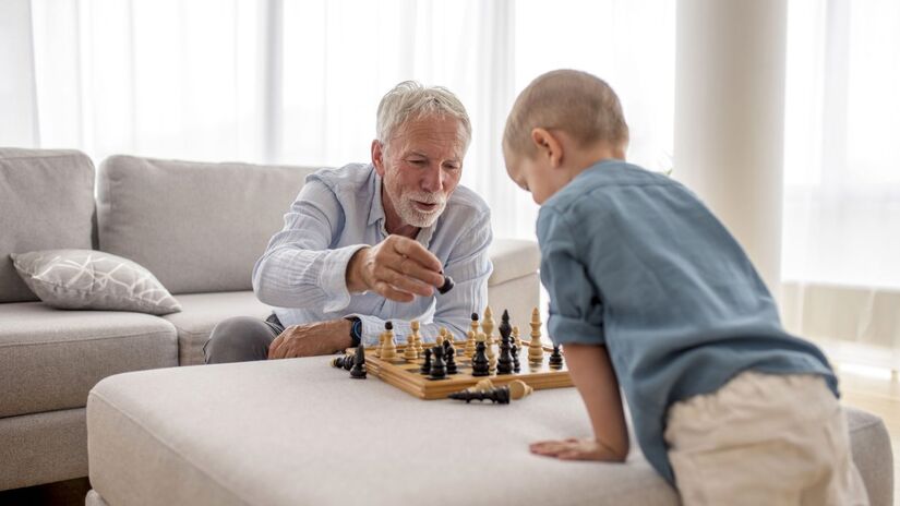 Jogos como caça-palavras e sudoku, por exemplo, são um ótimo jeito de manter a mente ativa e melhorar a memória e a concentração