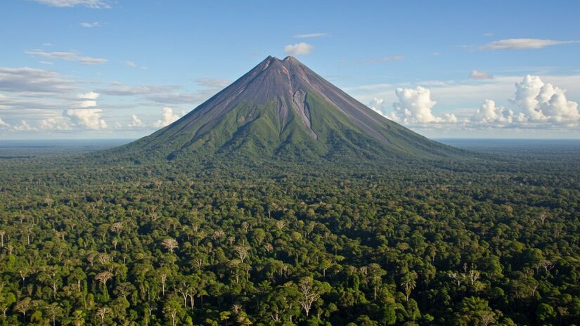 Com cerca de 1,9 bilhão de anos, o vulcão amazônico é uma das estruturas geológicas mais antigas da Terra (Imagens geradas por IA)